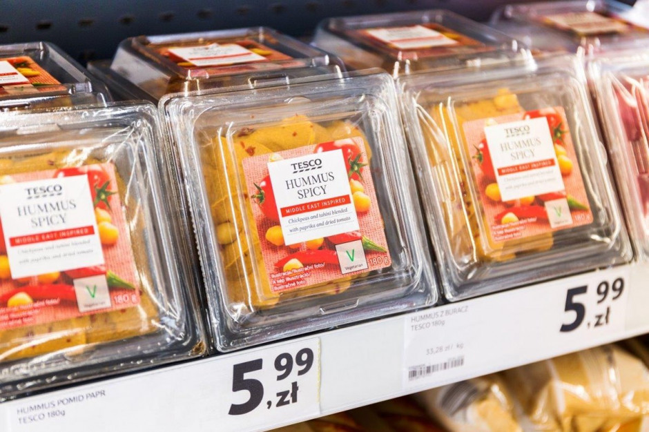W ciągu ostatnich 18 miesięcy przedstawiciele Tesco wraz z dostawcami pracowali nad nowymi projektami opakowań dla różnych produktów marki własnej, w których nienadające się do recyklingu tworzywa sztuczne można zastąpić alternatywnymi, bardziej przyjaznymi środowisku materiałami. mat.pras. Tesco podsumowuje proekologiczne działania