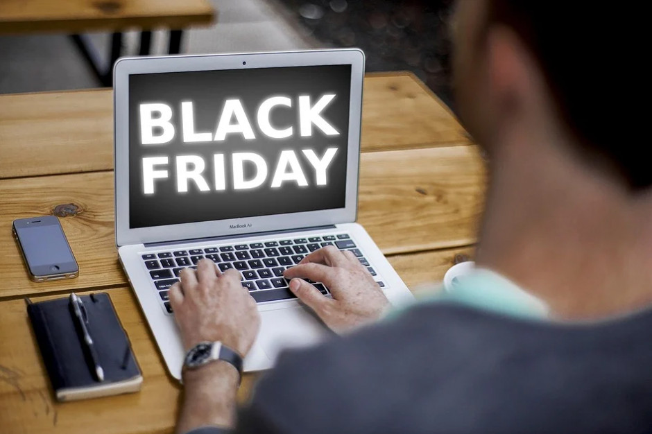 Choć na co dzień Polacy robią większość zakupów w sklepach stacjonarnych, to w Black Friday zdecydowanie wygrywają zakupy online. fot. Pixabay