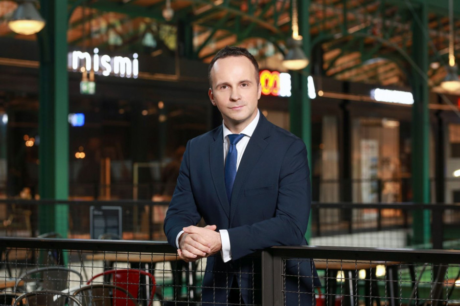 Tęsknimy za najemcami, biurami tętniącymi życiem, eventami i całą naszą społecznością. Wszystko wskazuje na to, że jeszcze jakiś czas będziemy musieli utrzymywać dystans społeczny, dlatego uruchomiliśmy międzynarodową kampanię „Tęsknię za biurem”, którą prowadzimy w Polsce i Rumunii - opowiada Paweł Słupski, PR Manager w Globalworth Poland, pomysłodawca akcji. Globalworth zaprasza najemców do szczerych rozmów o tęsknotach biurowych