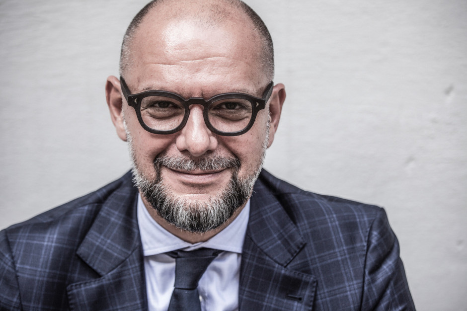 Nie przewiduję armagedonu na polskim rynku biurowym. Biurowce znów się wypełnią. Zmienią się normy i struktura najmu. Pracownicy nie będą już upychani w biurach, jak kurczaki w klatach - tłumaczy Przemysław Krych, założyciel Cornerstone Partners. Przemysław Krych: Nie ma co histeryzować. Dobre czasy wrócą