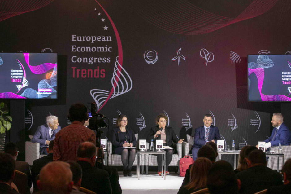 Ubiegłoroczne EEC Trends odbyło się w klasycznej formule. Tegoroczna edycja to debata online. Tematyka i obsada bez zmian – stale na wysokim poziomie O przyszłości gospodarki w doborowym gronie. Inauguracja EEC Trends tuż, tuż