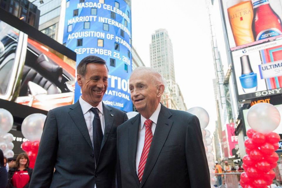 Zmarły Arne Sorenson z J.W. „Bill” Marriottem, fot. mat. prasowe/Marriott Fundacja J. Willarda i Alice S. Marriott wyda 20 mln zł na Centrum Przywództwa w Hotelarstwie Marriott-Sorenson