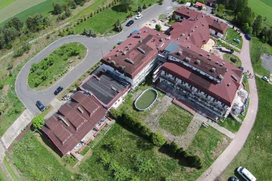 Nieruchomość na sprzedaż. W budynku może powstać hotel, pensjonat lub dom seniora. mat. inwestora/PropertyStock.pl Hotel w dawnym domu dziecka? Szansa na nową inwestycję w powiecie piotrkowskim