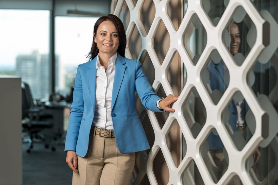Prawdopodobnie jako jedna z pierwszych firm w Trójmieście mamy już przygotowaną przestrzeń pod system hot desk oraz spełnione wszystkie formalności, w tym wdrożone wewnętrzne regulacje dotyczące telepracy - tłumaczy Mirta Hegedušić, członek zarządu Thyssenkrupp Group Services Gdańsk. Fot. Thyssenkrupp Group Services Gdańsk. Thyssenkrupp wybiera pracę w biurze