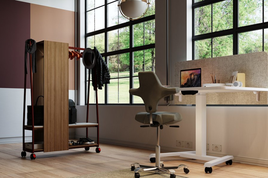Biurko kompaktowe Wariant z przegrodą tapicerowaną oraz garderoba mobilna Wariant, fot. mat. prasowe MARO Office Furniture Optymistyczne raporty dla branży mebli biurowych