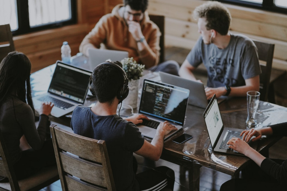 Na rynku pracy rodzi się nowy profil pracownika – bardziej samodzielnego, decyzyjnego, otwartego. Fot. unsplash.com. Rok z koronawirusem. Najnowsze dane o kondycji naszego rynku pracy