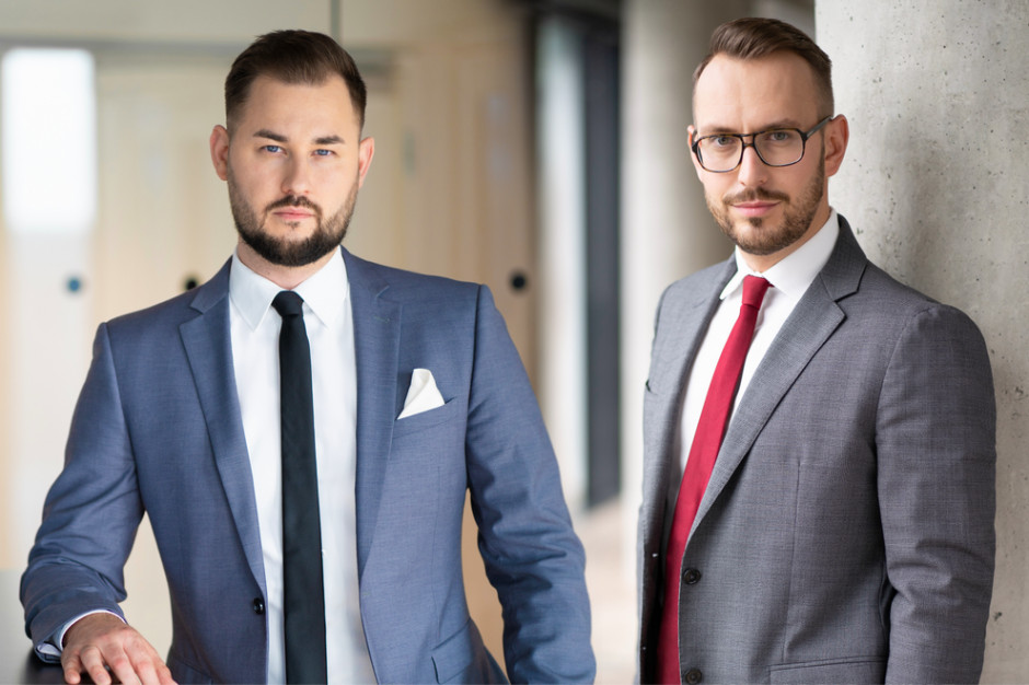 Jakub Kurek, zastępca dyrektora Działu Powierzchni Przemysłowych i Magazynowych oraz Michał Kozar, starszy doradca w Dziale Powierzchni Przemysłowych i Magazynowych w firmie w Cresa Polska. Polska skorzysta na relokacjach fabryk i magazynów, ale na decyzje trzeba jeszcze poczekać