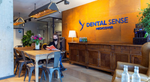 Dentyści w industrialnym otoczeniu. Dental Sense wynajmuje gabinety w Koneserze
