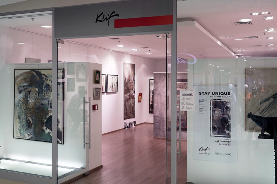 Wznowienie działania Galerii Sztuki w Domu Mody Klif po okresie lockdownu, to kontynuacja programu Klif Kultura, którego celem jest promocja polskich artystów oraz ich dorobku artystycznego. mat.pras. Dom Mody Klif wspiera artystów