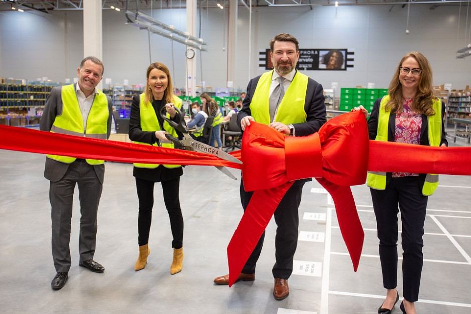 Nowy magazyn Sephory. Na zdjęciu: Jacques Pellissier - Supply Chain Director Sephora EME, Katarzyna Bielecka - General Manager Sephora PAC, Michał Niechaj - Supply Chain Director Sephora PAC, Lidia Ratajczak-Kluck - Prezes Zarządu Arvato SCS w Polsce. Fot. materiały prasowe Sephora chce usprawnić i przyspieszyć dostawy zamówień internetowych