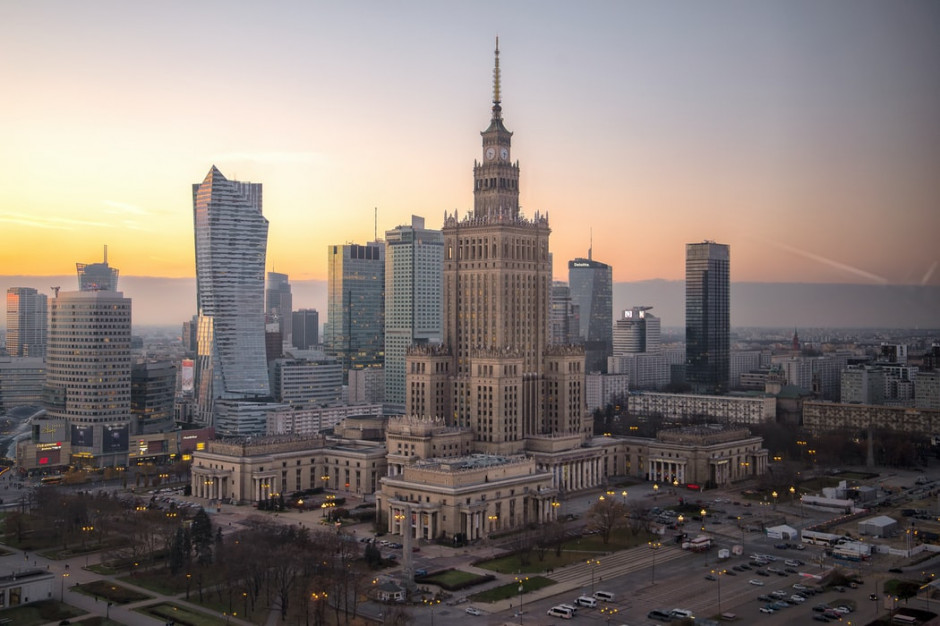 Bezdyskusyjną zaletą Warszawy jest najlepsza w Polsce infrastruktura, w tym transport lotniczy i kolejowy. Fot. unsplash.com (Iwona Castiello d'Antonio). Vastint o potencjale Warszawy i nowym projekcie mixed-use