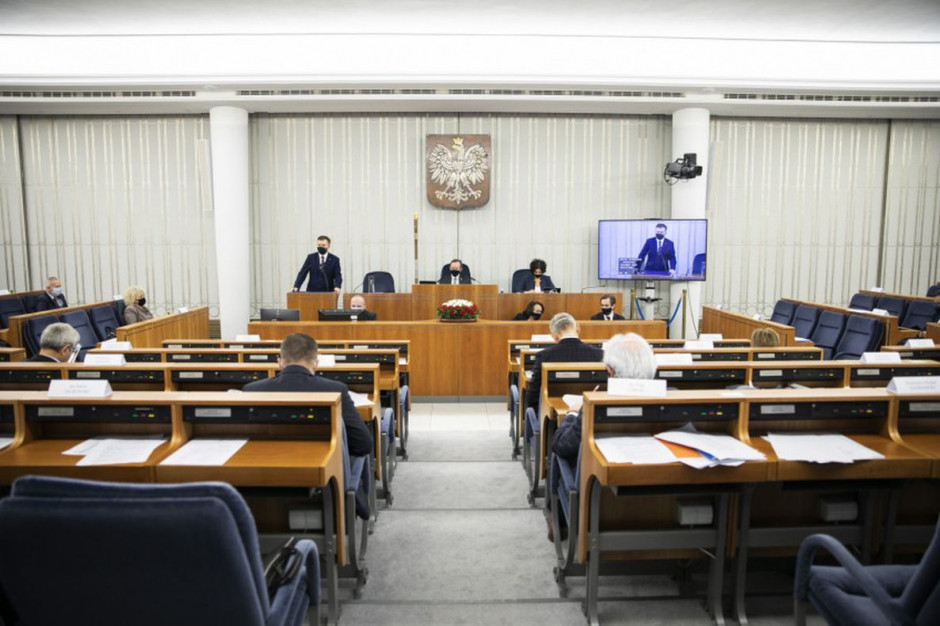 Intencją ustawodawcy było to, by wynajmującym – w zamian za wakacje czynszowe podczas lockdownu – przysługiwało przedłużenie umowy najmu o okres liczony jako suma łącznej liczby dni zamknięcia lokali oraz jednorazowo sześciu miesięcy, bez względu na liczbę kolejnych lockdownów. Tymczasem przepis został tak skonstruowany, że daje silne podstawy do interpretowania go w taki sposób, że przedłużenie najmu powinno obejmować okres wszystkich lockdownów oraz dodatkowo sześciu miesięcy za każdy z osobna. Fot. www.senat.gov.pl. Czynsze w galeriach handlowych do poprawy w Senacie?
