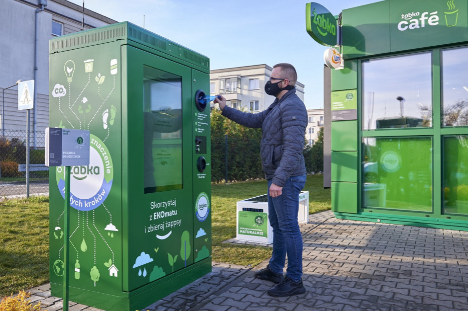 Przy 15 sklepach sieci w Poznaniu i Warszawie Żabka testuje EKOmaty, mat.pras. Żabka osiągnęła neutralność plastikową