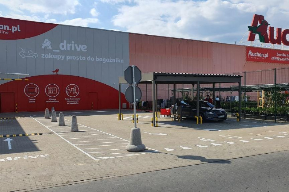 Nowa usługa pozwala na składanie zamówień na stronie www.auchan.pl, a następnie odbiór zakupów prosto do bagażnika samochodu. Fot. Auchan Auchan Retail Polska wprowadza kolejne rozwiązanie e-commerce