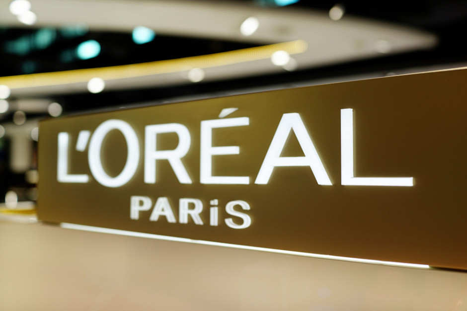 L'Oréal Paris z powodzeniem poszła pod prąd i wbrew tendencjom panującym wśród marek kosmetycznych w czasie pandemii, zapewniła sobie wzrost dzięki wzmocnieniu swoich atutów oraz promowaniu siły i sprawczości kobiet. fot. TY Lim/Shutterstock Najcenniejsze marki świata z rekordowym wzrostem. Zobacz ranking