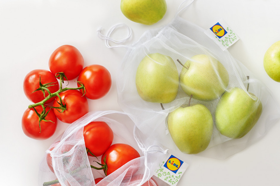 We wszystkich sklepach Lidl Polska klienci mają możliwość nabycia papierowych toreb na zakupy, plastikowych reklamówek z recyklingu oraz toreb termicznych na artykuły chłodnicze. mat.pras. Lidl robi kolejne kroki do ograniczenia zużycia plastiku