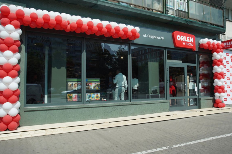 PKN Orlen otworzył pierwszy format sklepowo-gastronomiczny pod marką „ORLEN w ruchu” w Warszawie przy ulicy Grójeckiej 26. Do końca roku w największych polskich miastach powstanie kolejnych 40 punktów, a w sumie będzie ich około 900. Fot. Mat. prasowe. PKN Orlen szuka miejsc na automaty do odbioru paczek