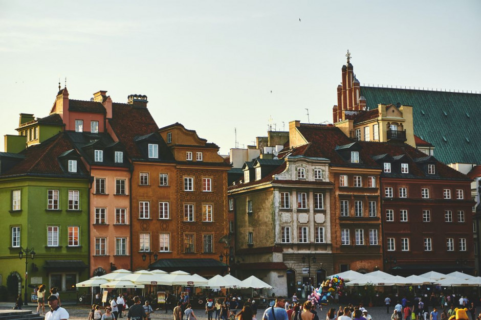 Stołeczni radni na wniosek prezydenta m.st. Warszawy już w zeszłym roku zdecydowali, że ze względu na pandemię do końca 2021 r. opłaty za miejsce pod ogródek gastronomiczny będą niższe aż o 75 procent. Fot. unsplash.com. Warszawa umarza długi najemcom handlowym metra