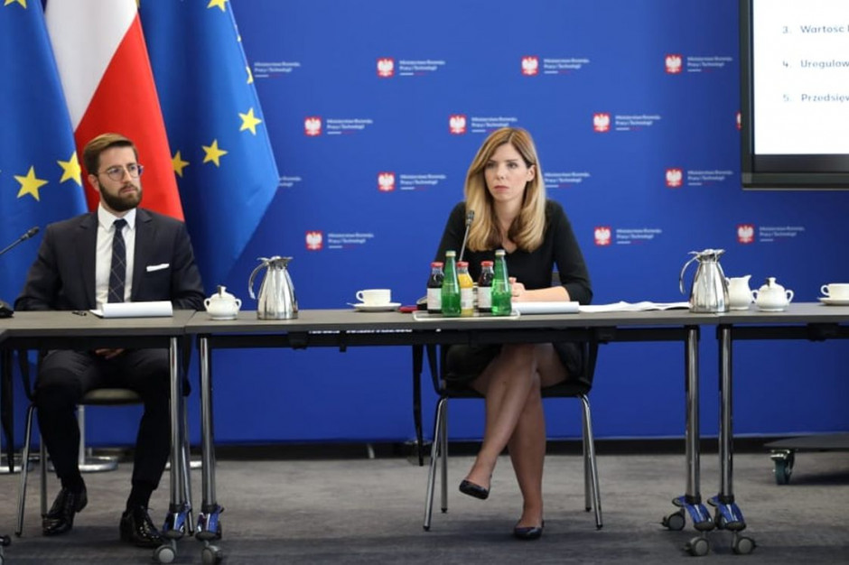 Rynek FIN ma stanowić interesującą opcję np. dla osób poszukujących możliwości długoterminowego inwestowania nadwyżek finansowych. Na zdjęciu: Przemysław Chimczak-Bratkowski, prezes Fundacji Rynku Najmu i Anna Kornecka, podsekretarz stanu w Ministerstwie Rozwoju, Pracy i Technologii oraz przewodnicząca międzyresortowego zespołu ds. opracowania regulacji dotyczących FIN. Polskie REIT-y, czyli FIN-y pojawią się w sejmie do końca roku