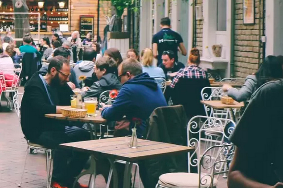 Oczekiwane zniesienie obostrzeń przyniosło ze sobą zmiany w sektorze HoReCa. mat.pras. Braki kadrowe HoReCa uderzą rykoszetem w gości