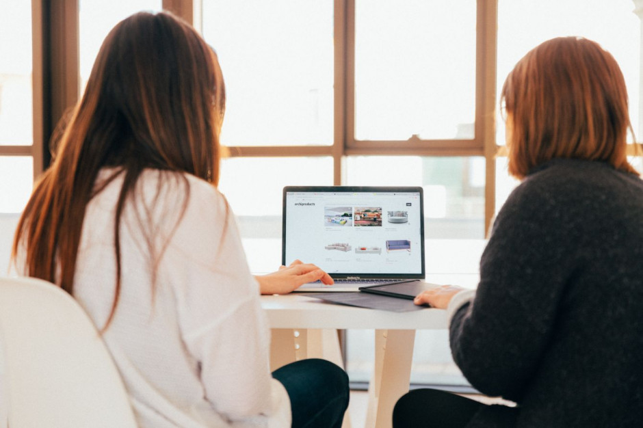 Poczucie bezpieczeństwa i stabilności zatrudnienia w trybie zdalnym to potrzeba, na jaką wskazuje 71 procent badanych przez Capgemini. Fot. unsplash.com. Przyszłość pracy: od zdalnej do hybrydowej