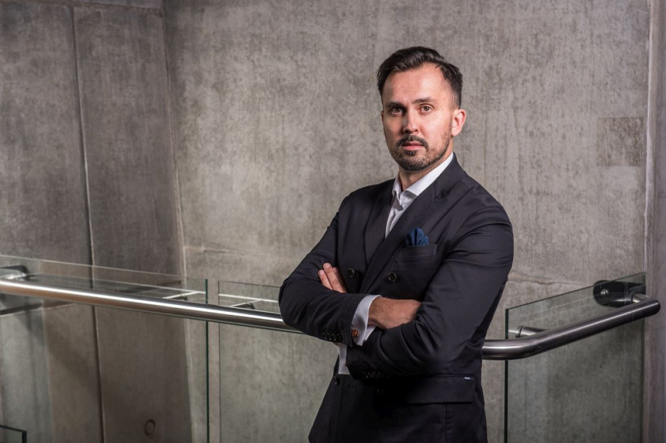 Zamierzamy wykorzystać potencjał marketingowy Moliera2.com oraz synergie logistyczno-operacyjne. Nowa marka będzie silnym graczem w naszym ekosystemie kompatybilnych platform z obszaru dóbr luksusowych i marek premium – komentuje Maciej Tygielski, członek zarządu Modern Commerce. Fot. Mat. prasowe. Przejęcie Moliera2.com przez Modern Commerce coraz bliżej. Ruszyła emisja akcji