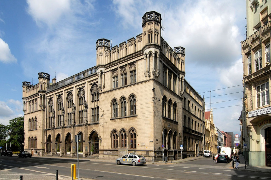 Cena wywoławcza za zabytkowy gmach oraz działkę o powierzchni ponad 2200 mkw. wynosiła 16 mln zł. Do licytacji stanął jeden podmiot i zaoferował jedno postąpienie w wysokości 160 tys. zł. Nabywcą została firma Van Pur z Warszawy. Fot. amw.com.pl. Wrocławska Hala Gwardii sprzedana. Będzie hotel?