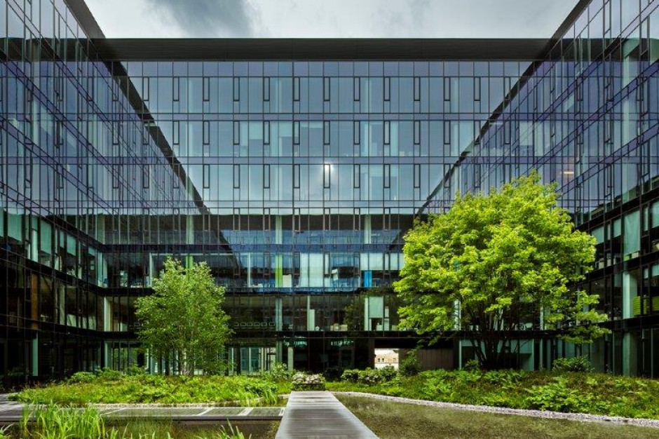 Konstruktorska Business Center to nowoczesny biurowiec klasy A o łącznej powierzchni najmu 49 500 mkw., zlokalizowany w samym sercu biznesowej części Mokotowa. Budynek cechuje wysoka efektywność energetyczna potwierdzona certyfikatem BREEAM na poziomie „Very Good”. mat.pras. Zieleń w biurowcach priorytetem dla Golden Star