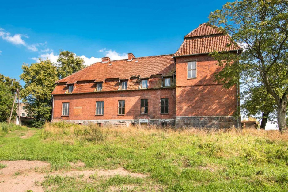Majątek w Gubławkach w gminie Zalewo. Nieruchomość Krajowego Ośrodka Wsparcia Rolnictwa już od kilku lat szuka inwestora. Fot. www.kowr.gov.pl. Dwór i działki nad Jeziorakiem sprzedane