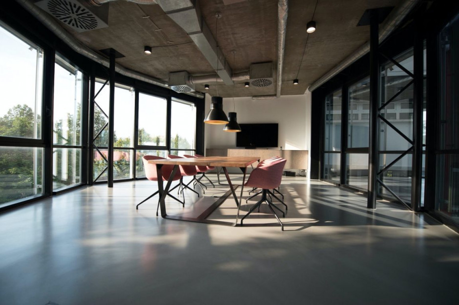 Firmy rozważają uzależnienie powrotu pracownika do biura, od tego, czy został zaszczepiony. Fot. unsplash.com (Nastuh Abootalebi). Google i Goldman Sachs - biura tylko dla zaszczepionych