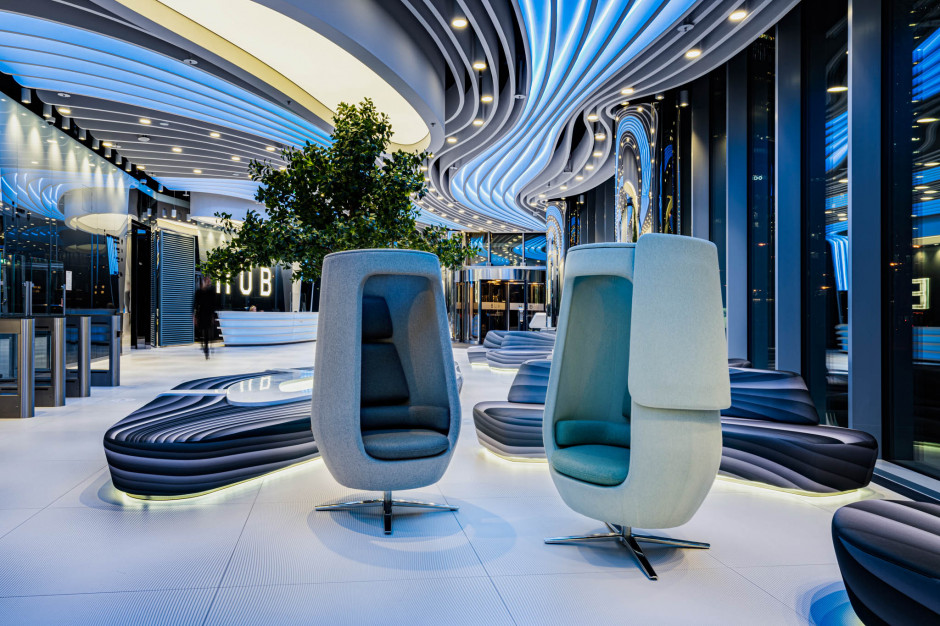 A11 to pierwsza propozycja marki Hushoffice wykraczającą poza linię kabin akustycznych. To nowoczesny, designerski, futurystyczny i funkcjonalny fotel obrotowy w wersji zamkniętej – A11 – oraz otwartej – A11.open. Marka Hushoffice z nowym rozwiązaniem dla nowoczesnych biur