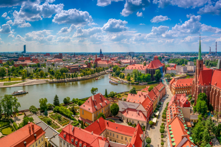 W serwisie nieruchomości komercyjnych www.propertystock.pl ofert sprzedaży zabytkowych obiektów, od kamienic po pałace i zespoły parkowo-pałacowe sukcesywnie przybywa. Fot. Shutterstock Inwestycja z historią w tle. Top 10 zabytkowych obiektów na sprzedaż