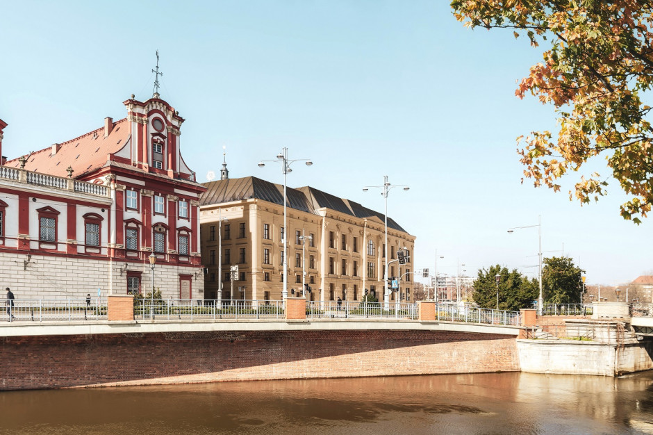 Uroczyste wmurowanie kapsuły czasu pod realizowaną obecnie inwestycją L’UNI we Wrocławiu odbyło się 11 sierpnia, fot. mat. prasowe Kapsuła czasu wmurowana pod biurowiec L’UNI we Wrocławiu