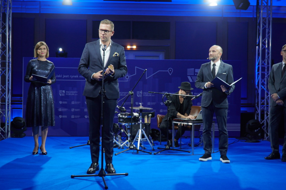 Na uroczystej Gali Prime Property Prize 2021 statuetkę za Dewelopera Roku odebrał Sebastian Suchodolski, Head of Leasing, Cavatina Holding. Prosto z parkietu po nagrodę dla Dewelopera Roku