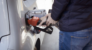 Handel detaliczny i stacje benzynowe w Wielkiej Brytanii mają problemy z łańcuchami dostaw
