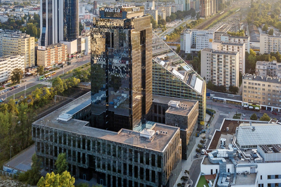 Transakcja o wartości ok. 123 mln euro dotyczy sprzedaży pięciu budynków biurowych w Warszawie znajdujących się w portfolio spółki: Nordic Park, Bliski Centrum, Batory Building I, Company House I i Warta Tower (na zdjęciu). Fot. materiały prasowe Wielka transakcja na rynku biurowym. Globalworth sprzedaje pięć biurowców w Warszawie za 123 mln euro