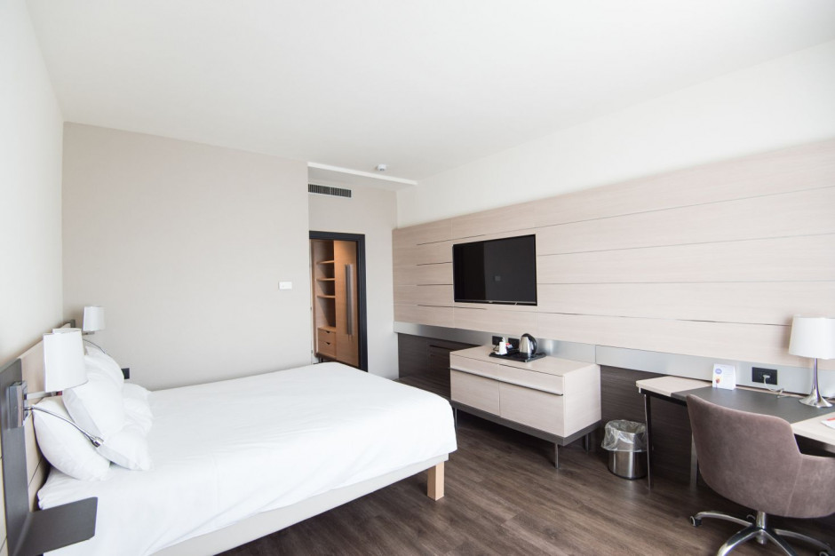 Jak wynika z najnowszej ankiety Izby Gospodarczej Hotelarstwa Polskiego, wrzesień był dla hotelarzy kolejnym miesiącem dobrych wyników, choć słabszym niż w sierpień. Fot. unsplash.com (Paul Postema). Hotele. Gorsze prognozy na najbliższe miesiące