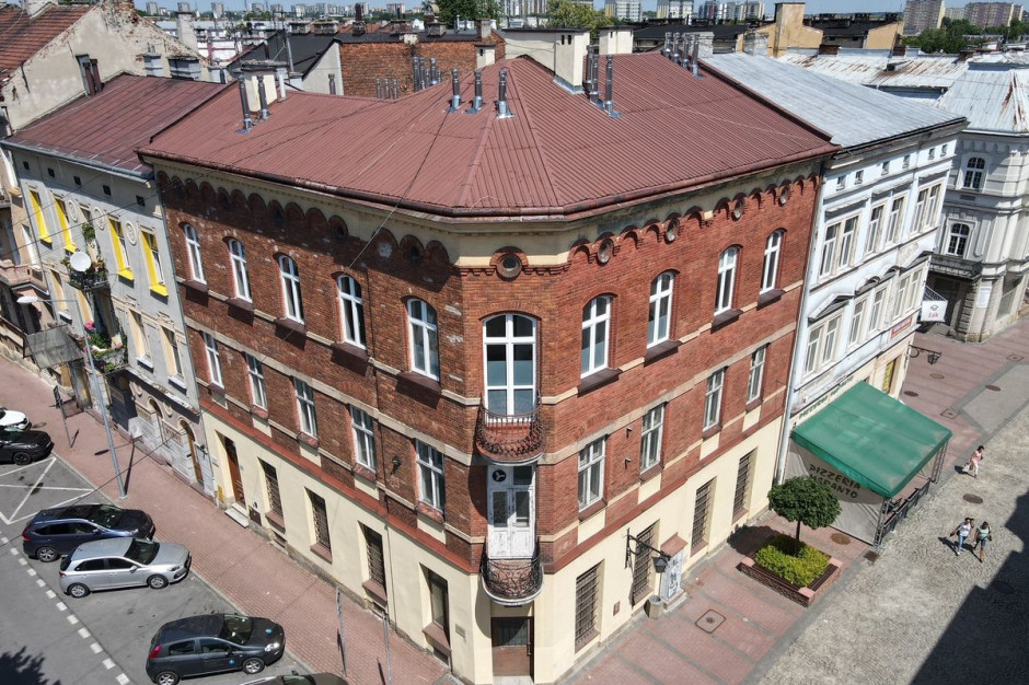 Nowe centrum handlowo-usługowe ze sklepami i butikami może powstać w okazałej kamienicy na rogu ulic Brodzińskiego i Wałowej w Tarnowie. Fot. mzb.tarnow.pl. Centrum handlowe w kamienicy? Tarnów chce ożywić opuszczony budynek