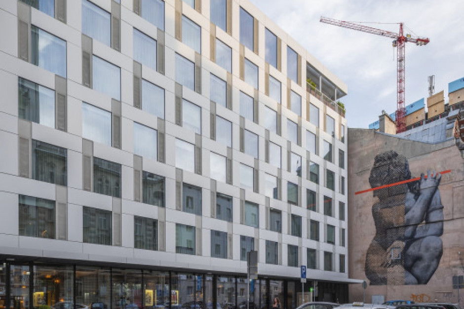 Sieć Puro Hotels właśnie kupiła działkę w Warszawie na ul. Mariańskiej 5 pod kolejny hotel. doskonale uzupełni stołeczną ofertę Puro, którą tworzy m.in. już istniejący ( na zdjęciu) hotel przy ul. Widok 9. Fot. Mat. prasowe. Nowy hotel Puro w Warszawie. Sieć właśnie kupiła działkę