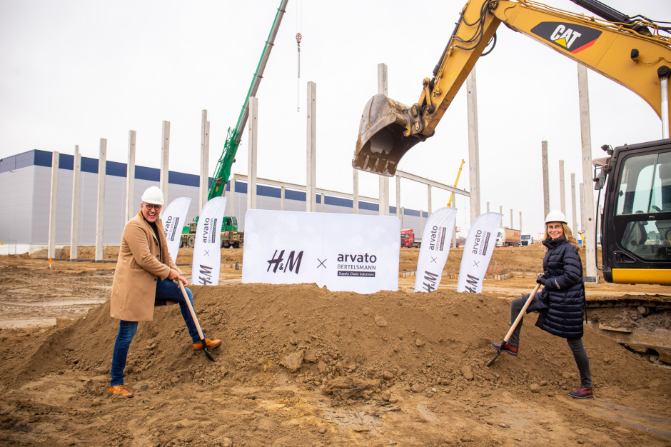 Olewej: Michael Schulz – Regional Logistics Manager East Europe - H&M Group, Lidia Ratajczak-Kluck - Prezes Zarządu Arvato SCS w Polsce, fot. mat. prasowe Ruszyła budowa centrum dystrybucyjnego Arvato dla H&M w Strykowie