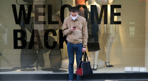 Polacy odbierają zakupy w sklepie. Trend utrwala pandemia