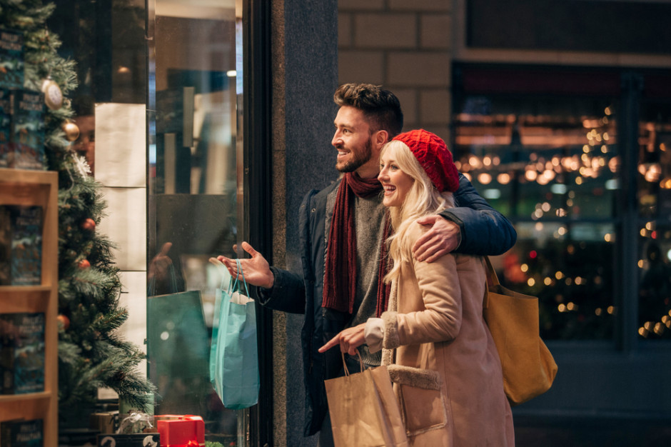 Tylko 30 proc. Polaków odpowiedziało, że prezenty, w większości lub wszystkie, kupi w sklepach stacjonarnych, fot. Shutterstock