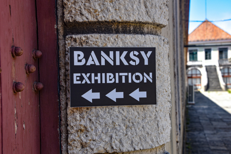 Banksy chce zebrać 10 mln funtów na zakup byłego więzienia w Reading. Powstanie tam centrum sztuki. fot. Mark Green/Shutterstock