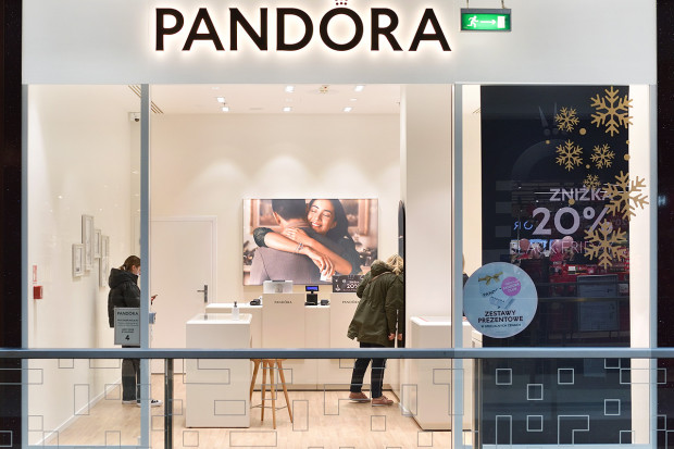 Pandora ze spadkami sprzedaży w USA. Pomogą syntetyczne diamenty?