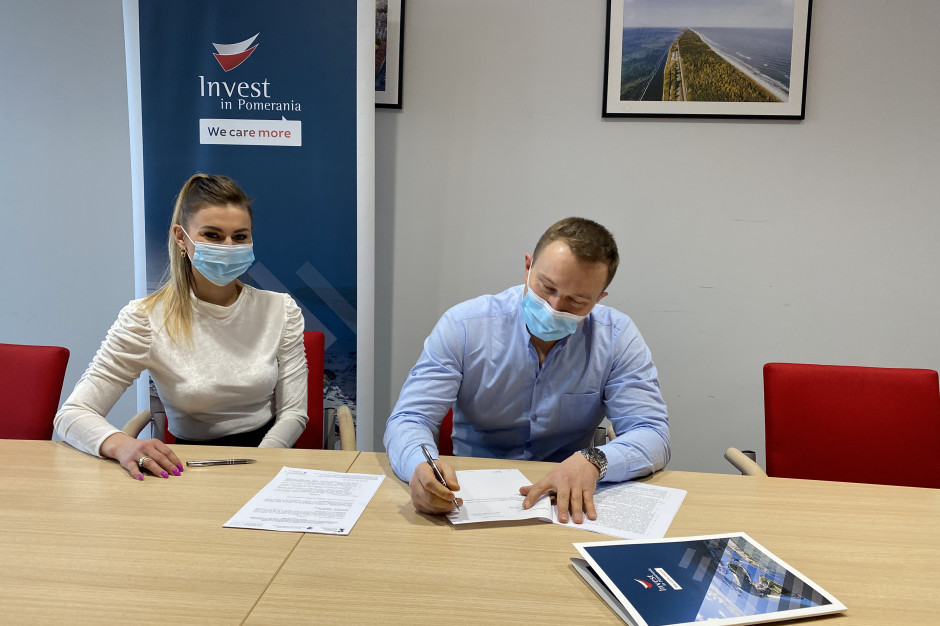 Podpisanie umowy przez przedstawicieli firmy Marcina Czarnowskiego i Kamilę Czarnowską (mat. własny ARP)