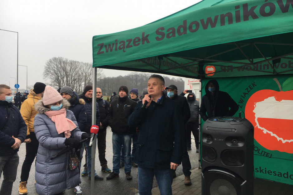 Grupa kilkudziesięciu sadowników blokowała centrum dystrybucyjne firmy Jeronimo Martins w Parzniewie. mat.pras.