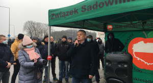 Protest sadowników przed magazynem właściciela Biedronki