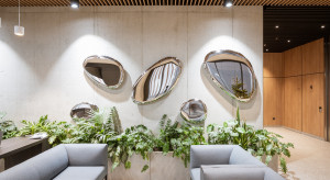 Wrocławskie Centrum Południe z lustrzaną sztuką w lobby