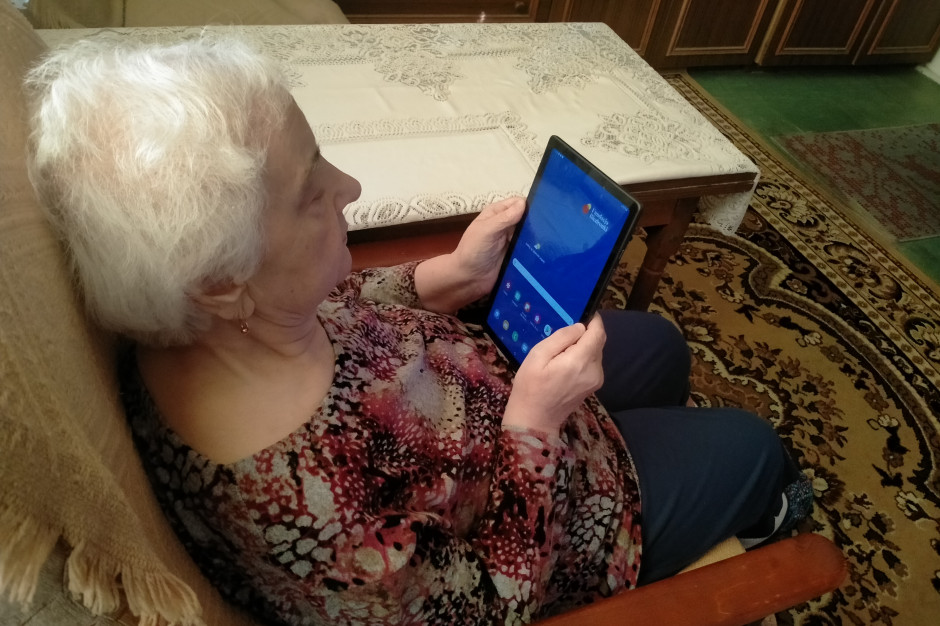 Fundacja Biedronki przekazała ponad pół tysiąca tabletów seniorom