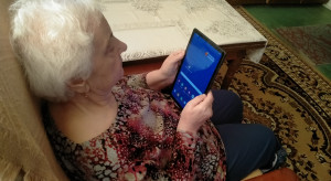 Fundacja Biedronki przekazała ponad pół tysiąca tabletów seniorom
